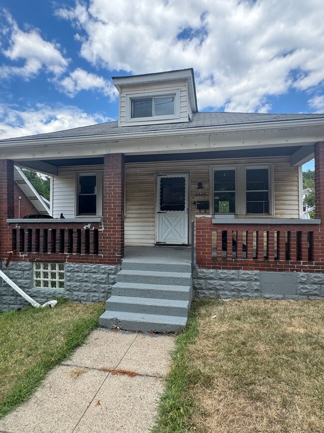2325 Manor Ave in Pittsburgh, PA - Building Photo - Building Photo