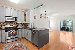 100 S Alameda St in Los Angeles, CA - Building Photo