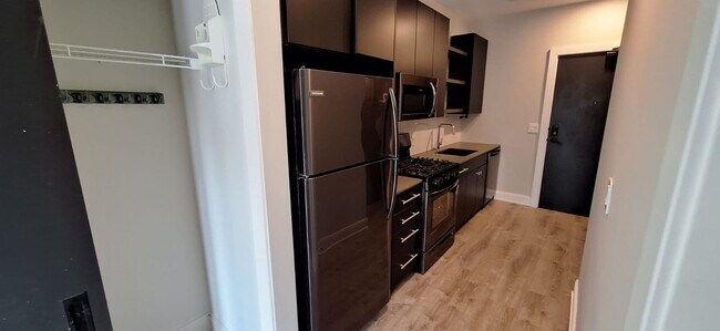 931 W Belmont Ave, Unit 604 in Chicago, IL - Building Photo - Building Photo