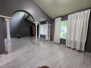 1901 Leslie Dr in Kerrville, TX - Building Photo - Building Photo