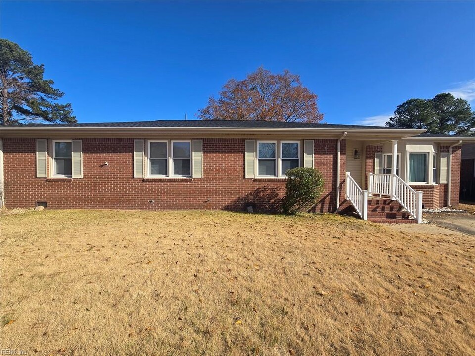 2920 E Point Dr in Chesapeake, VA - Building Photo