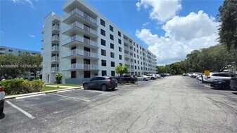 901 Hillcrest Dr in Hollywood, FL - Building Photo