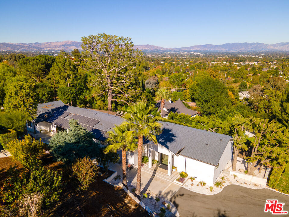 19536 Wells Dr in Los Angeles, CA - Building Photo