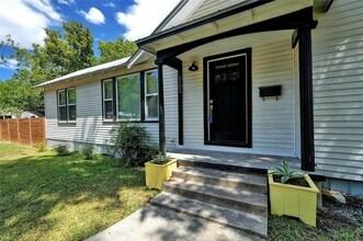 1102 Hackberry St in Taylor, TX - Building Photo - Building Photo
