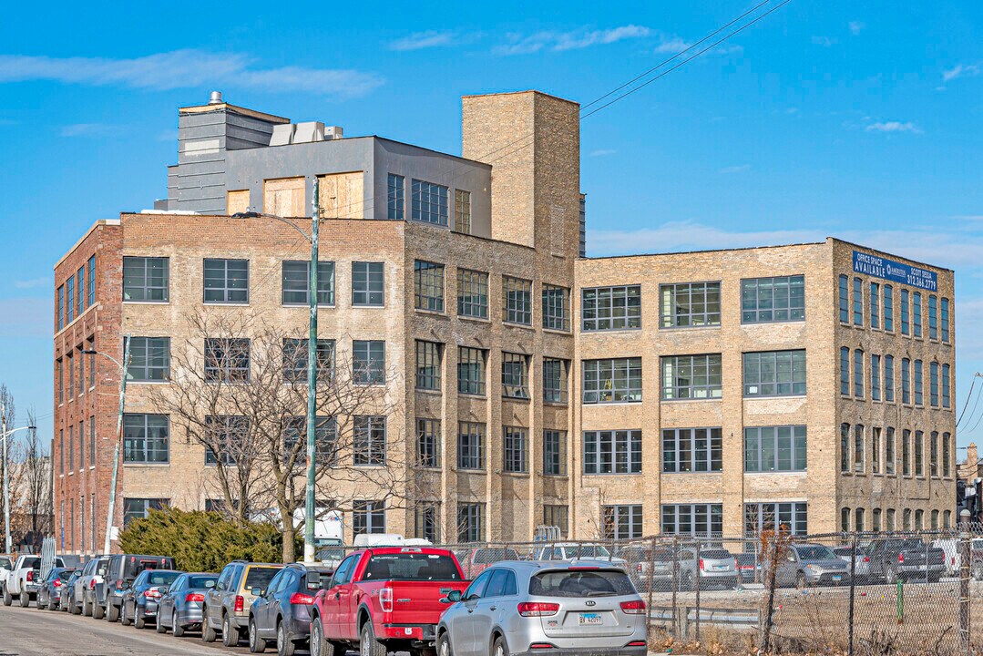 2061 N Southport Ave in Chicago, IL - Building Photo