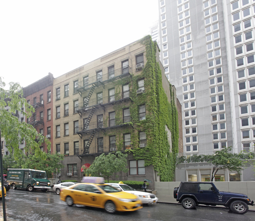 423-425 E 70th St in New York, NY - Building Photo