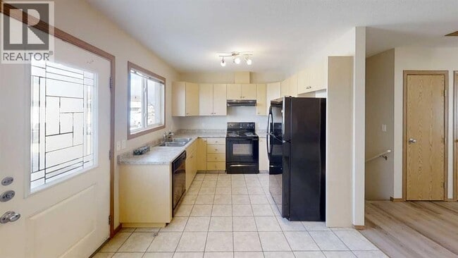 9225-9293 93 Ave in Grande Prairie, AB - Building Photo - Building Photo