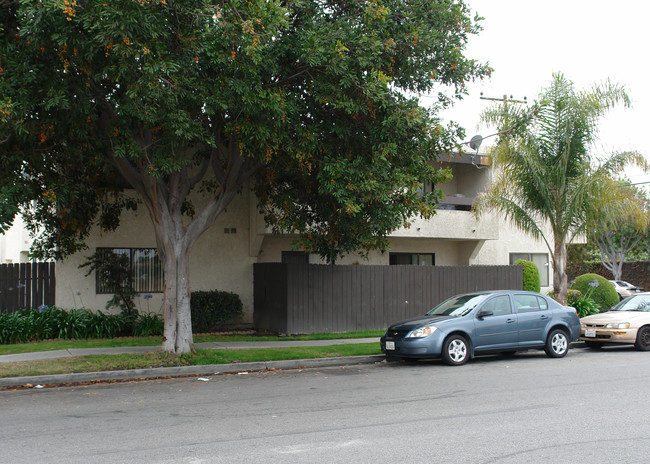 16122 Parkside Ln in Huntington Beach, CA - Building Photo - Building Photo