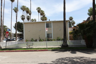 7058 Remmet Ave in Canoga Park, CA - Foto de edificio - Building Photo