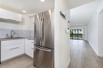 8875b Fontainebleau Blvd in Miami, FL - Building Photo - Building Photo