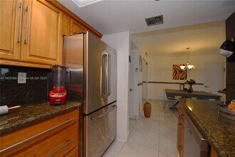 3731 N Country Club Dr in Aventura, FL - Building Photo - Building Photo