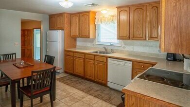 118 Walton Ave in Barnstable, MA - Building Photo - Building Photo