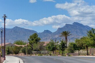 7405 Port Charlotte Ave in Las Vegas, NV - Building Photo - Building Photo