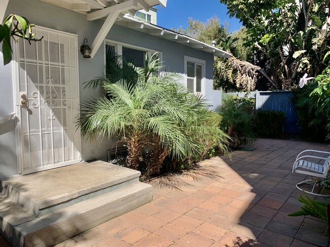 2221 4th St, Unit B in Santa Monica, CA - Foto de edificio - Building Photo