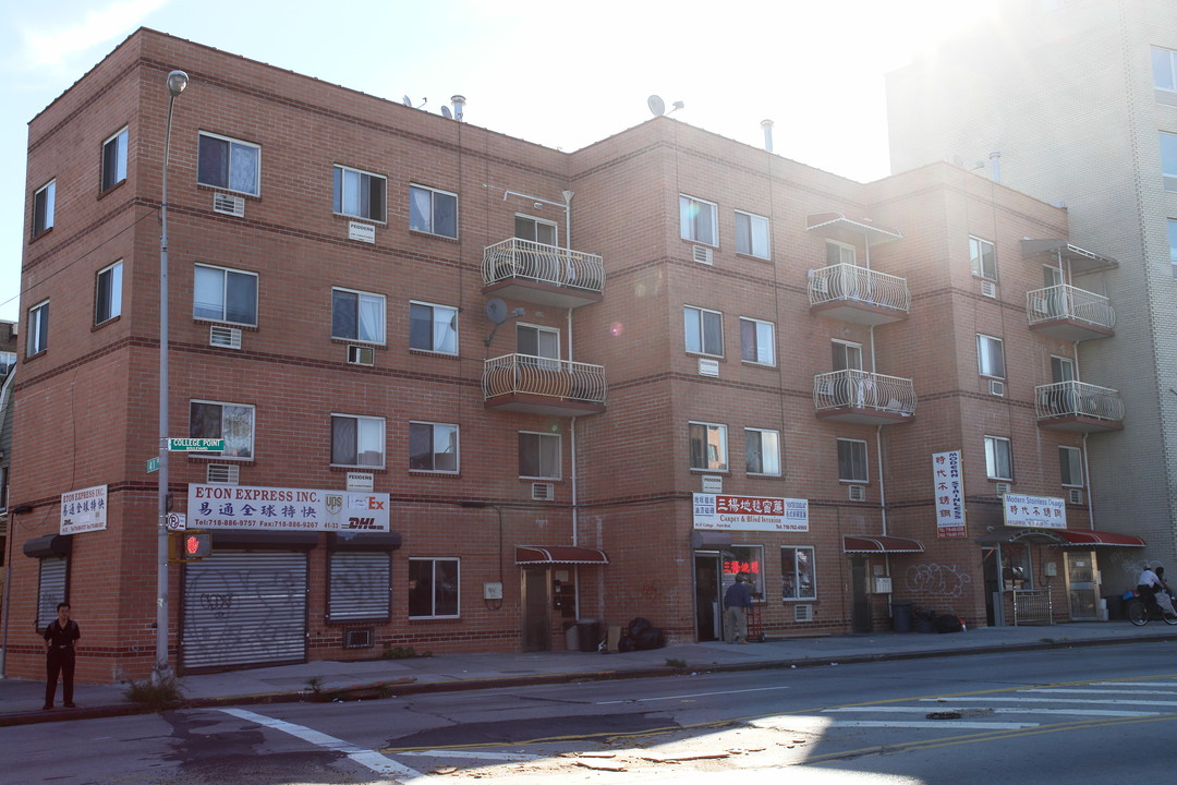 4133-4139 College Point Blvd in Flushing, NY - Building Photo