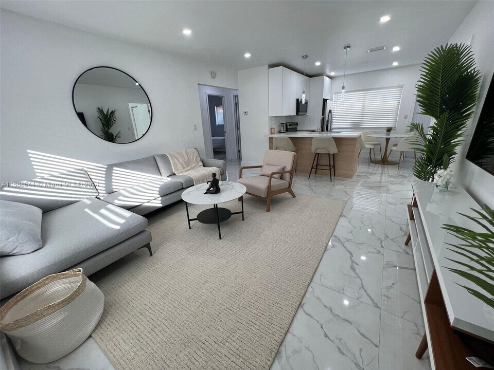 1910 Thomas St, Unit 2 in Hollywood, FL - Building Photo