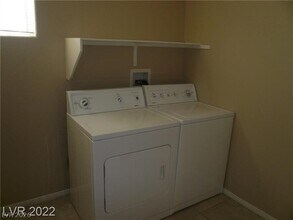 10210 Deerfield Beach Ave in Las Vegas, NV - Building Photo - Building Photo