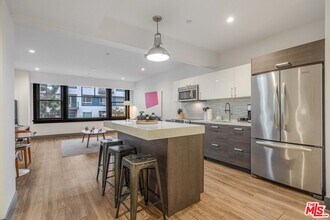 932 S Hill St in Los Angeles, CA - Building Photo - Building Photo