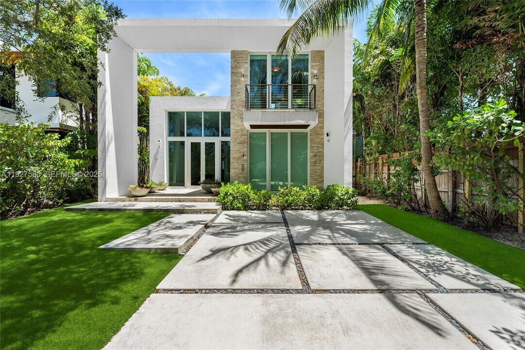335 W 46th St in Miami Beach, FL - Building Photo