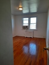 21421 47th Ave, Unit 2nd Fl in Bayside, NY - Building Photo - Building Photo