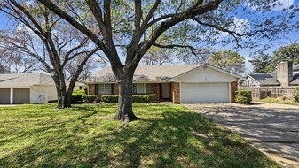 5454 Woodway Dr in Fort Worth, TX - Building Photo
