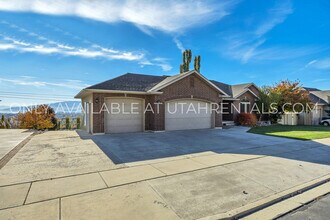 8913 N Pine Hollow Dr in Cedar Hills, UT - Building Photo - Building Photo