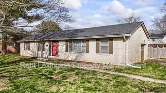 152 Bayberry Rd in Versailles, KY - Building Photo