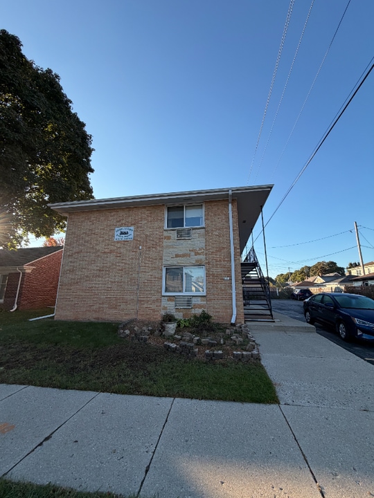 8111 W Lincoln Ave in West Allis, WI - Building Photo