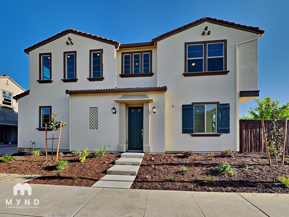8932 Upbeat Wy in Elk Grove, CA - Building Photo