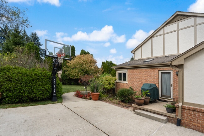 1574 Devonshire Dr in Troy, MI - Building Photo - Building Photo