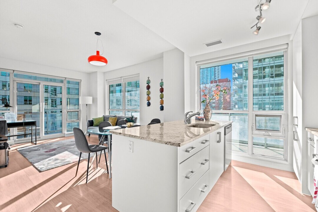 44 Lillian St in Toronto, ON - Building Photo