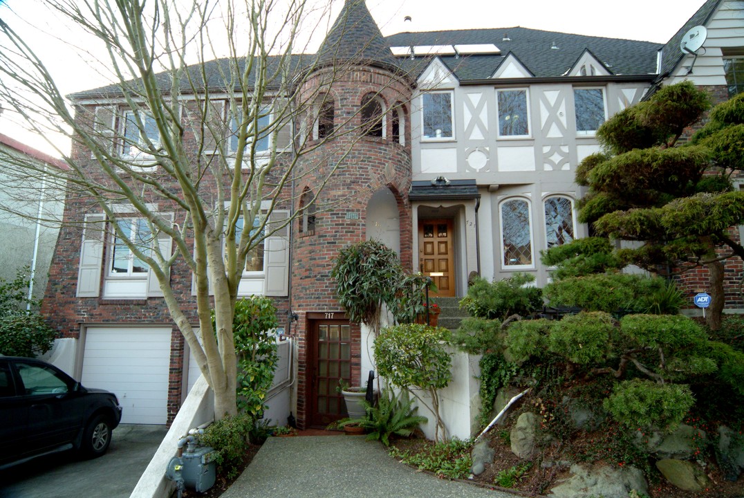 Queen Anne Fourplex in Seattle, WA - Building Photo