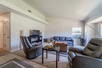 1347 Tradewind Dr in Yuba City, CA - Building Photo - Building Photo