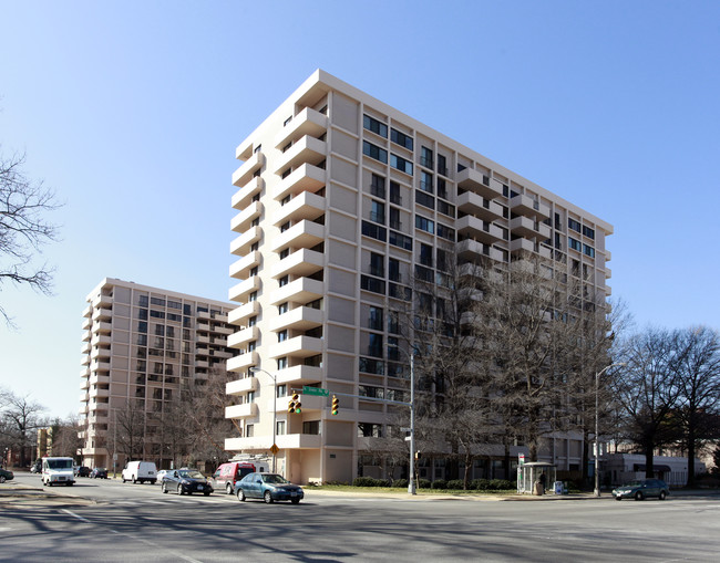 Hyde Park Condominium in Arlington, VA - Building Photo - Building Photo