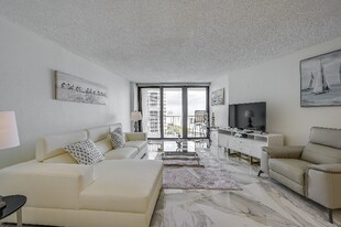 320 Seaview Ct in Marco Island, FL - Building Photo