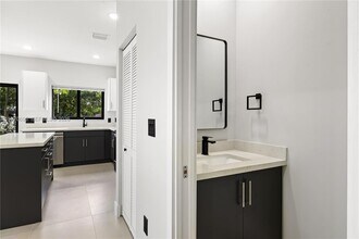 120 NW 5th Ave in Hallandale Beach, FL - Building Photo - Building Photo