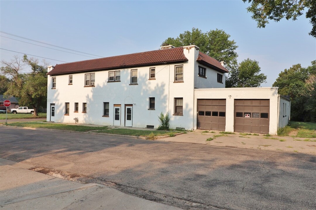 2 University Ave W in Minot, ND - Building Photo