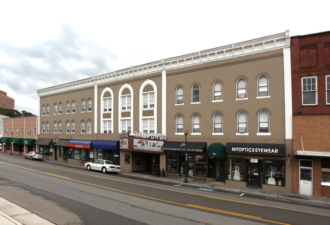 1051-1073 E Main St in Radford, VA - Building Photo