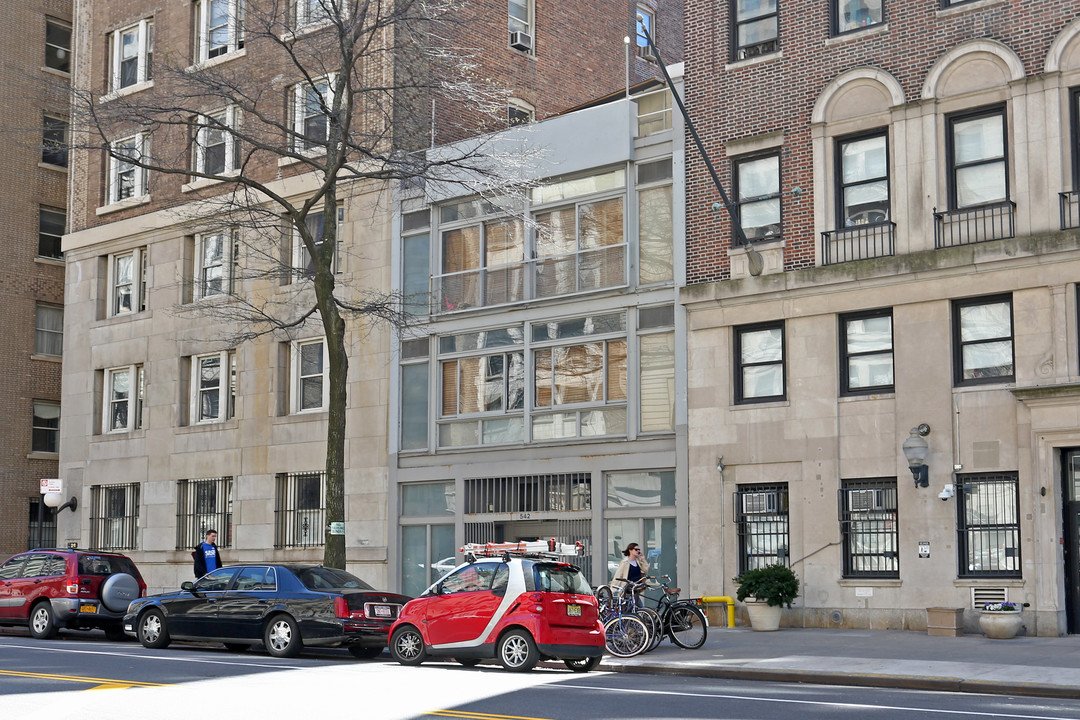 542 Cathedral Pky in New York, NY - Building Photo