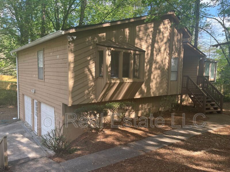 221 Rustic Ridge Dr NE in Kennesaw, GA - Building Photo