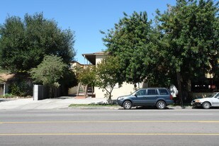 7011 Woodley Ave in Van Nuys, CA - Building Photo