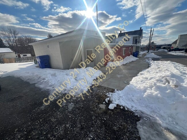 property at 1404 E Maple St