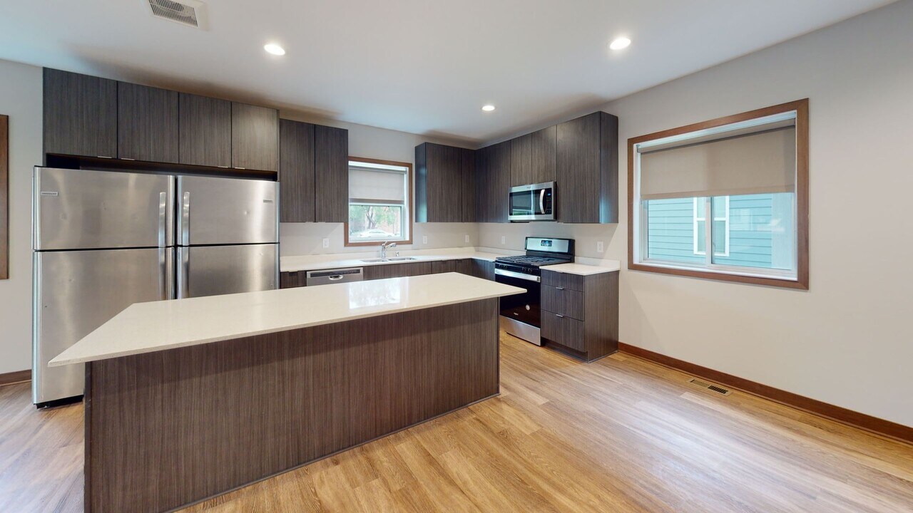 1107 7th St SE in Minneapolis, MN - Building Photo