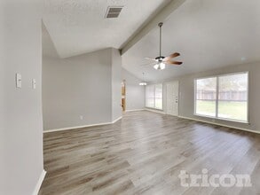 7822 Breda Dr in Baytown, TX - Foto de edificio - Building Photo