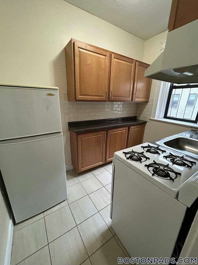 1156 Commonwealth Ave, Unit 34 in Boston, MA - Building Photo - Building Photo