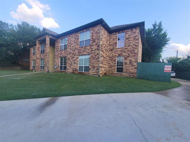 813 Betty Ct in Hurst, TX - Building Photo