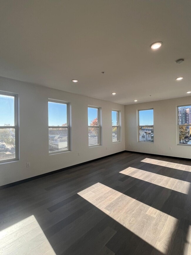 130 Mallory Ave, Unit 401 in Jersey City, NJ - Foto de edificio - Building Photo