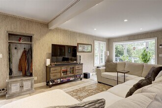 32 Crescent Dr in Huntington, NY - Building Photo - Building Photo