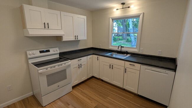 250 Lovering St, Unit 250 Lovering St in Manchester, NH - Building Photo - Building Photo
