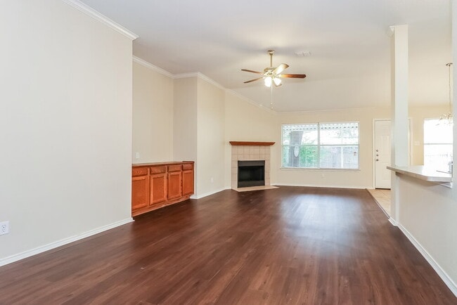 948 Grand Central Pkwy in Saginaw, TX - Building Photo - Building Photo